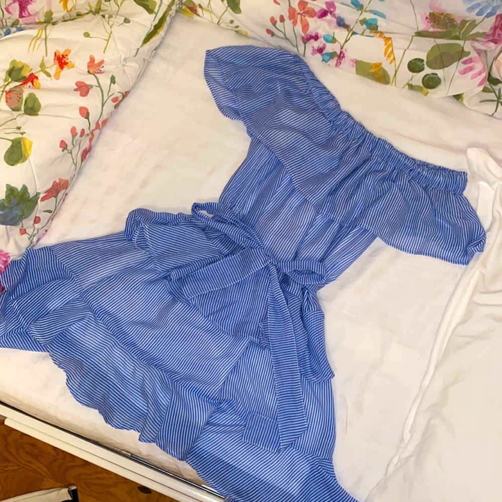Super cute if the shoulder summer dress!